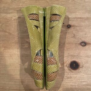 BCBG Paris Faux snakeskin flats loafers brown green career minimalist 8.5